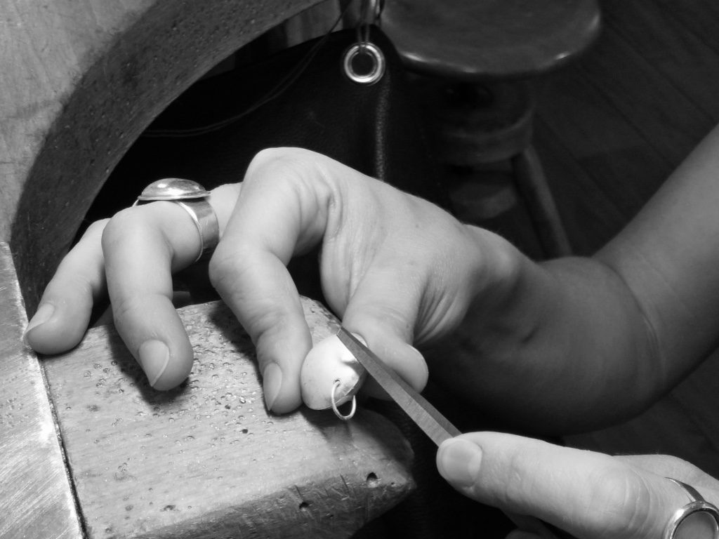 Travail-en-cours-établi-mains-limage